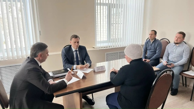 Сегодня Председатель Государственного комитета по транспорту и дорожному хозяйству Республики Мордовия В.П.Понедельников провел приём граждан в здании администрации района.